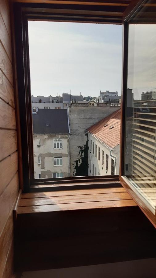 شقة Attic Flat In The Center براتسيلافا المظهر الخارجي الصورة